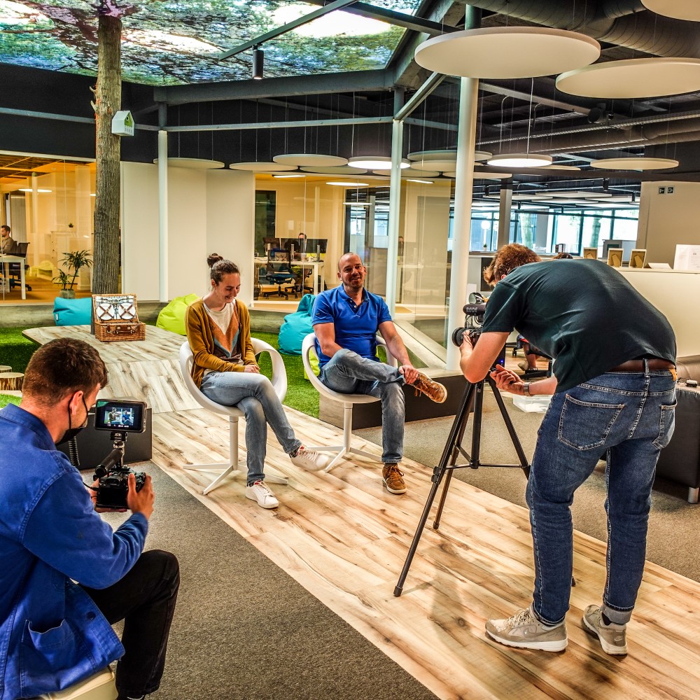 Crius-medewerker filmt collega's met een camera