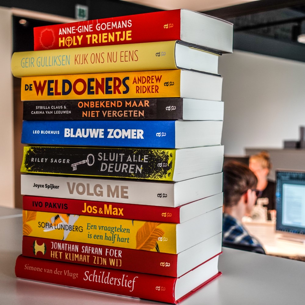 Stapel van boeken in het Crius kantoor
